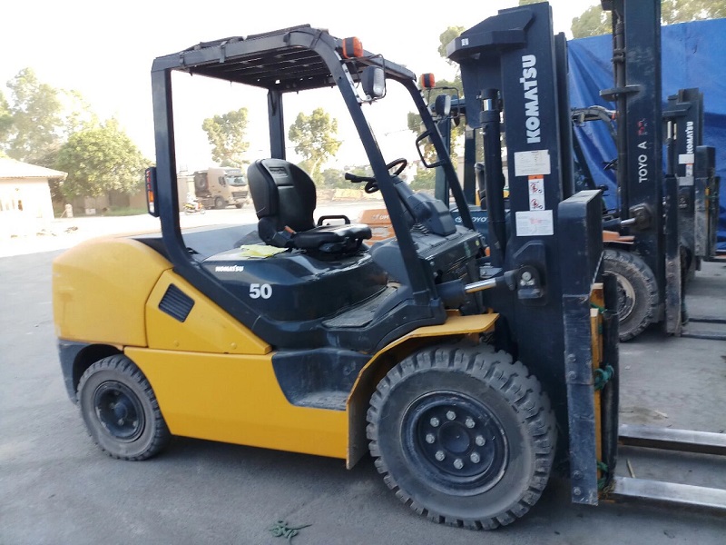 thue xe nâng dầu komatsu 5 tấn
