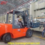 Xe-nang-5-tan-tai-nha-may-trung-quoc