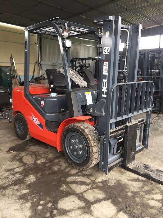 Xe nâng dầu 3 tấn làm việc trong container