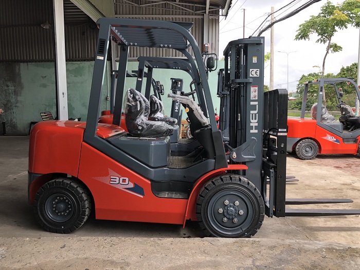 Xe nâng chạy dầu Heli 3 tấn