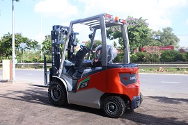 xe nâng điện lithium 2.5 tấn