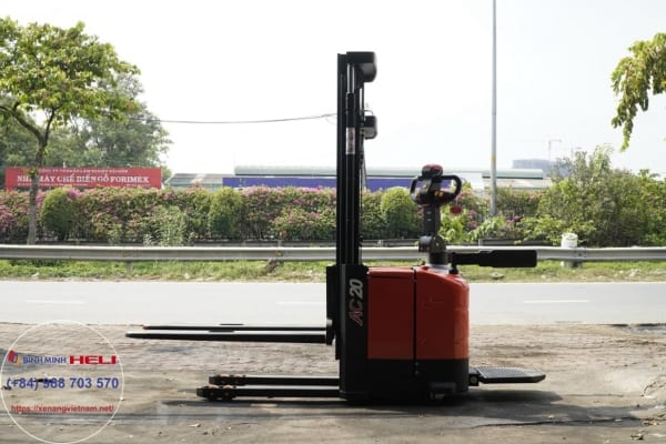 xe nâng điện đứng lái