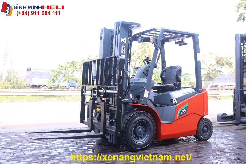 xe-nang-pin-lithium-2-5-tan-doi-2022