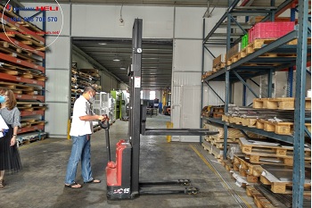 xe nâng tay cao 1.5 tấn