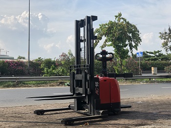 Xe nâng đứng lái càng rộng nâng pallet 2 mặt CTD16-D920