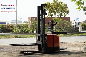 xe nâng tay cao 2 tấn