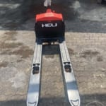 xe-nang-tay-chay-dien-1.5-tan-heli