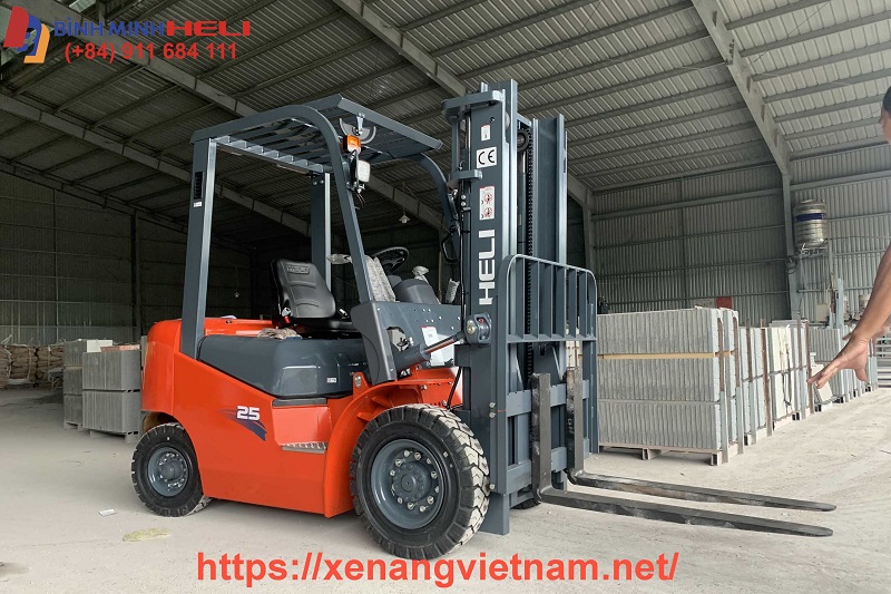 giao hàng xe nâng 2.5 tấn