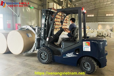 xe nâng kẹp giấy cuộn tại Bến Cát