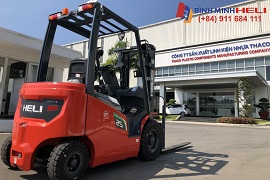 xe-nang-dien-lithium-tai-nha-may-thaco