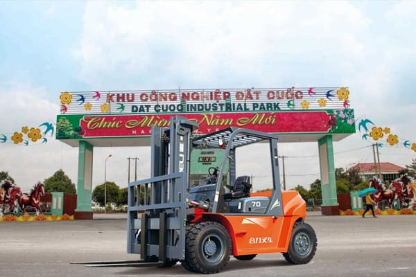 xe nâng tại kcn đất cuốc