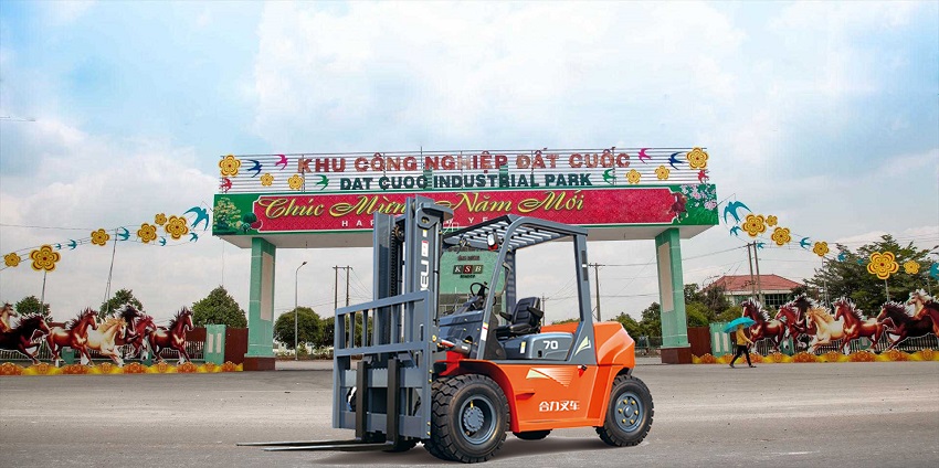 xe nâng tại kcn đất cuốc