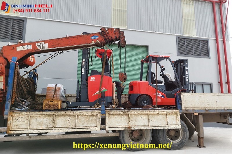 bàn giao xe nâng Heli tại kcn đất cuôc