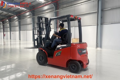 bàn giao xe nâng điện lithium 2.5 tấn tại kcn sóng thần 3
