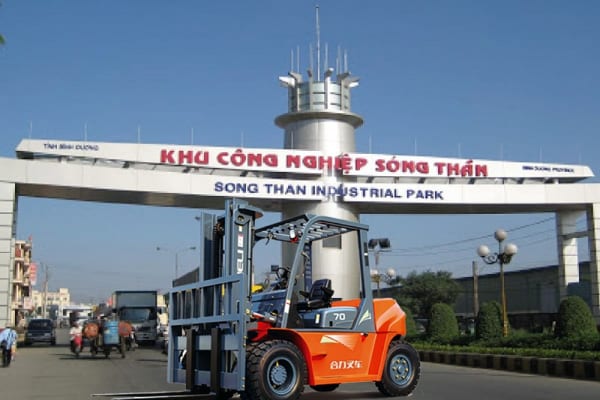 xe-nang-heli-tai-khu-cong-nghiep-song-than-3
