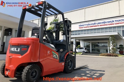 bàn giao xe nâng điện lithium 2.5 tấn cho Thaco