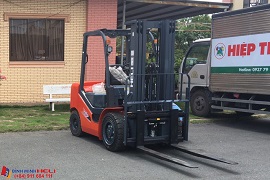 xe nâng dầu 3.5 tấn khung chui container 3 tầng nâng 4.5 mét