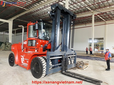 xe nâng 13.5 tấn