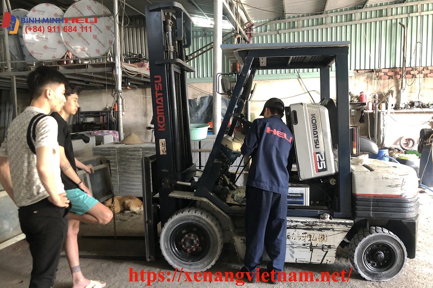 cho thuê xe nâng dầu Komatsu