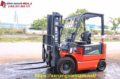 xe nâng điện ngồi lái kho lạnh 2.5 tấn