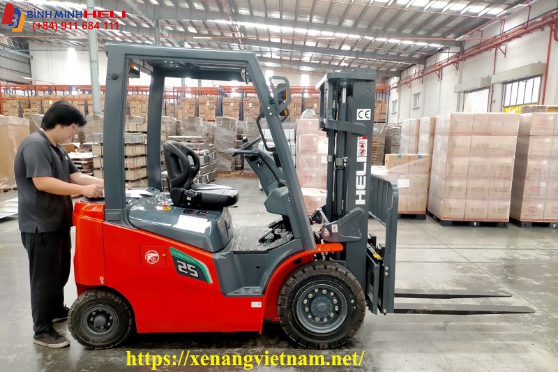 xe nâng điện lithium 2.5 tấn