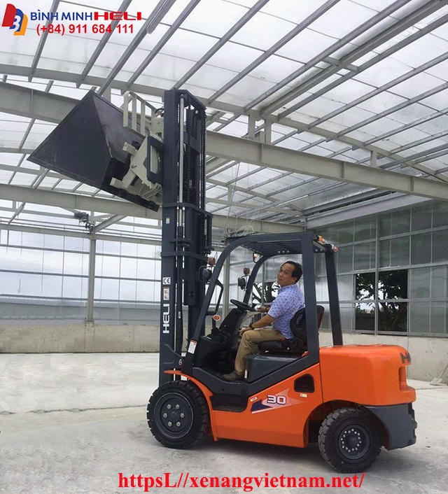 xe nâng xúc đổ hạt điều