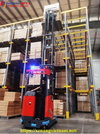 xe nâng điện đứng lái kho hạt điều