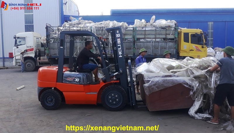 xe nâng dầu 3 tấn phục vụ ngành nhựa tại kcn Phúc Long