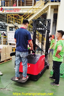 xe nâng đứng lái 1.5 tấn