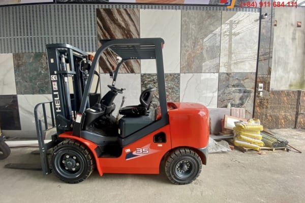 xe nâng heli tại công ty gạch men trang hoàng phương