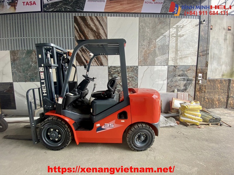xe nâng heli tại công ty gạch men trang hoàng phương
