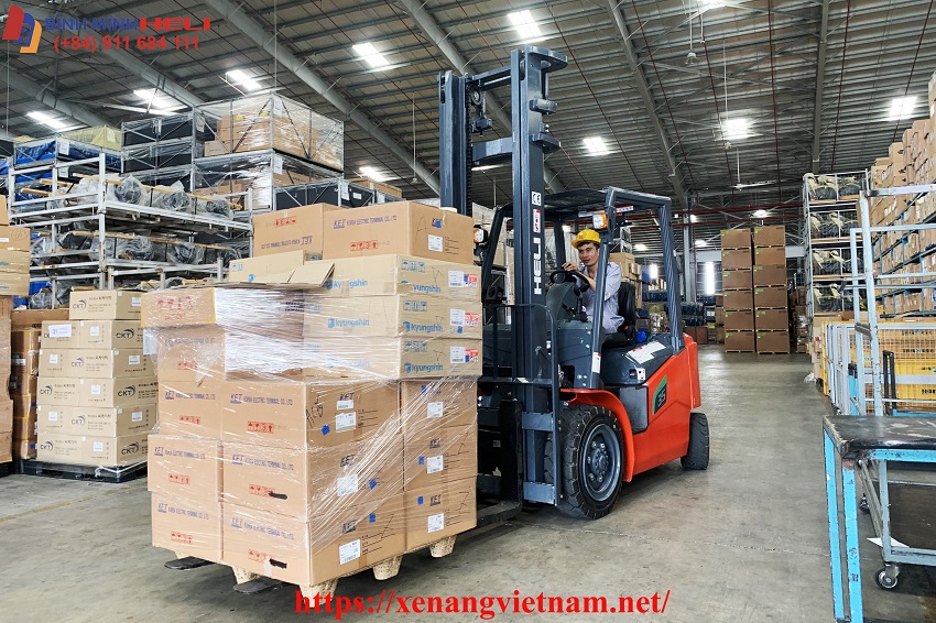 xe nâng điện lithium 3 tấn tại hố nai 3