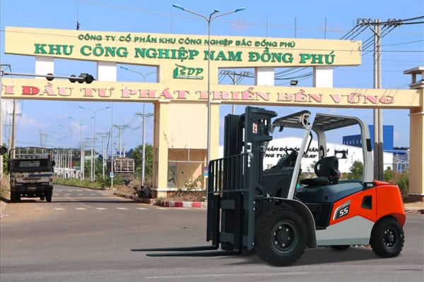 xe nâng tại kcn nam đồng phú