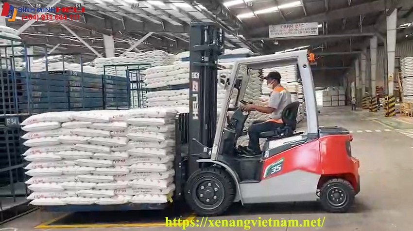 Xe Nâng Điện HEli 3.5 Tấn Tại Nhà Máy Cám C.P