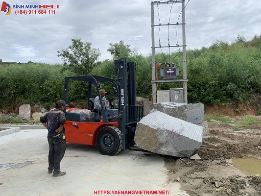 xe nâng 5 tấn tại nhà máy đá phú tài