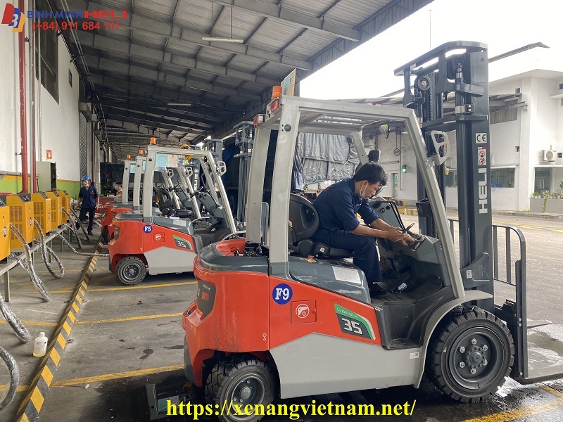Xe Nâng HELI Tại Nhà Máy Cám C.P Tiền Giang