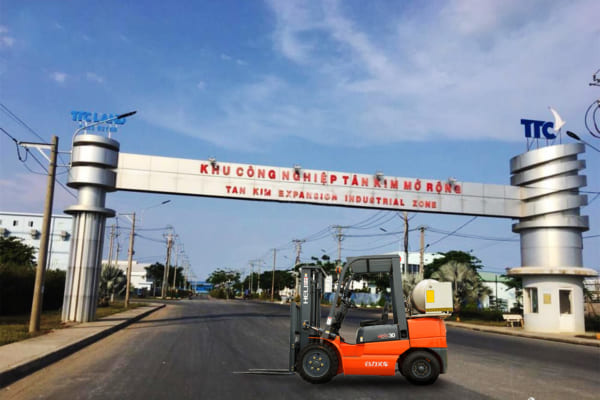 xe nâng tại KCN Tân Kim Mở rộng