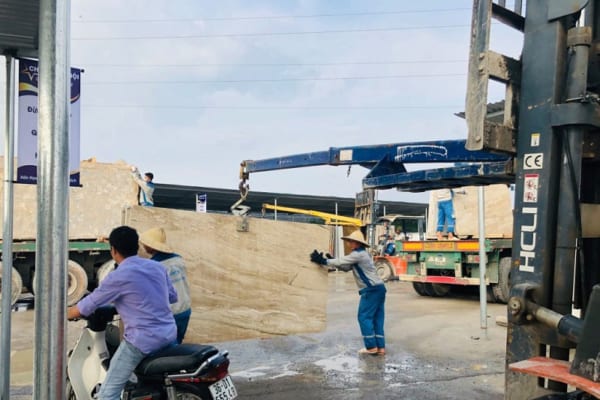 xe nâng heli 3 tấn nâng đá