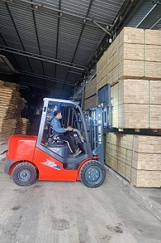 Xe Nâng Heli 3 Tấn Nâng Gỗ Ván Ép
