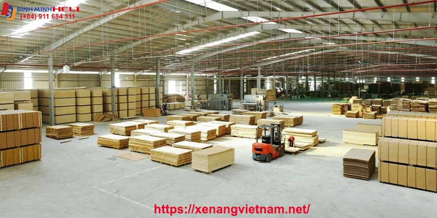 Xe Nâng HELI Tại Nhà Máy Gỗ Công Nghiệp Tại Bình Dương
