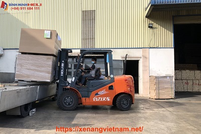 xe nâng 5 tấn nâng 2 kiện ván ép