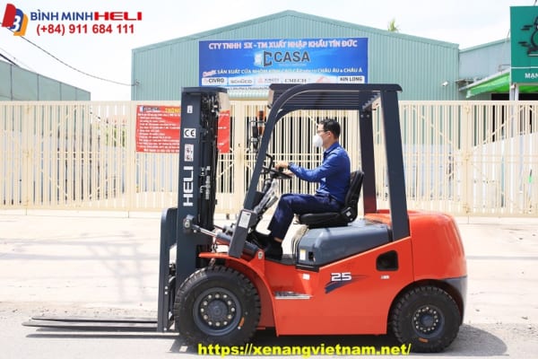 Xe Nâng Dầu 2.5 Tấn