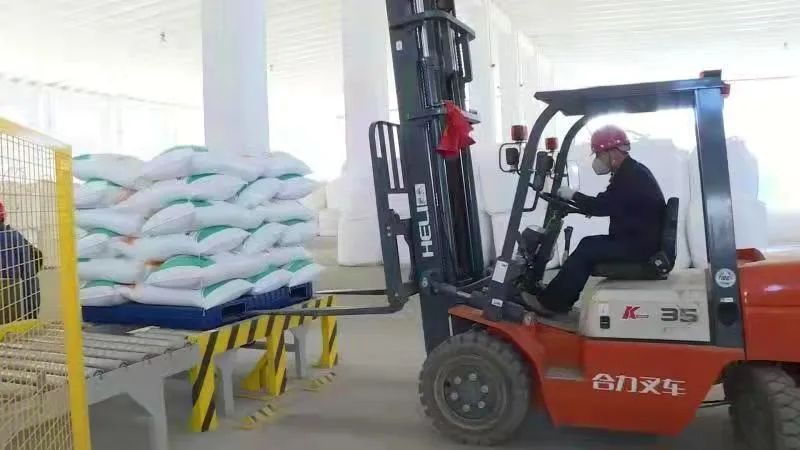 xe nâng nhựa heli