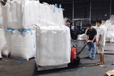 Xe Nâng Tay Tại Nhà Máy Nhựa Tái Chế