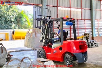 Xe Nâng Dầu Tại Công Ty Nhựa Tái Chế