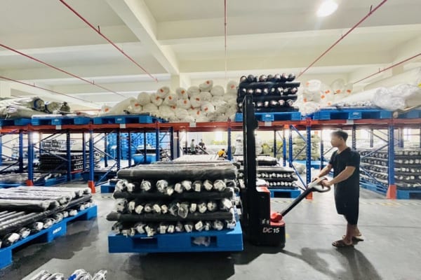 Xu Thé Sử Dụng Xe Nâng Tay Điện Tại Nhà Máy may Mặc